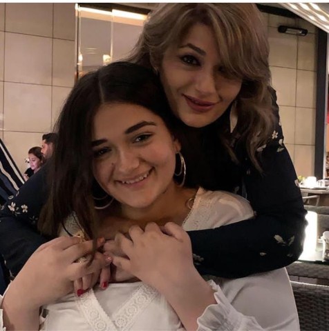 ملك أحمد زاهر و والدتها