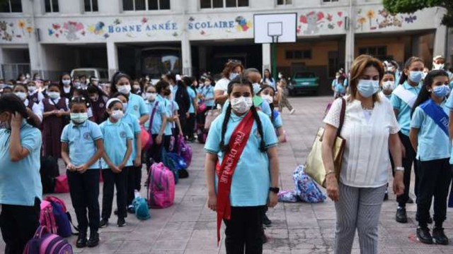 التلاميذ يلتزمون بارتداء الكمامات الطبية أثتاء الطابور الصباحي
