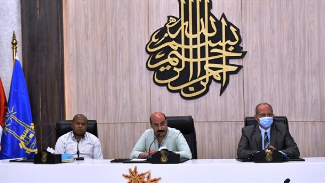 محافظ أسوان يتابع الموقف التنفيذى لمشروعات حياة كريمة