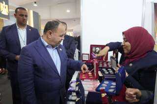 وزير المالية يتفقد معرض سك...
