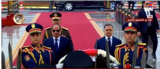 الرئيس السيسى يضع إكليلاً من...