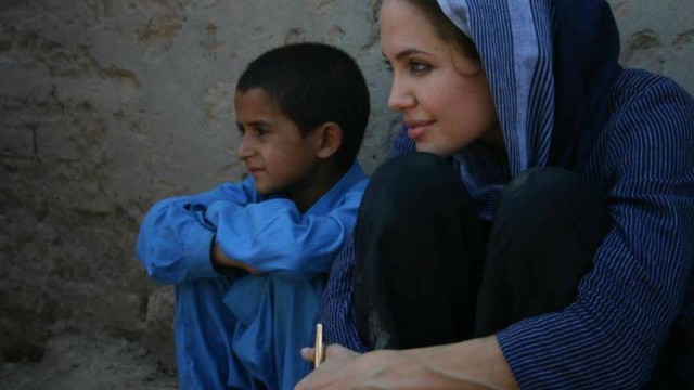 شاهد.. الفنانة الأمريكية ”أنجلينا جولي” تطلق حملة تبرعات للدفاع المدني السوري