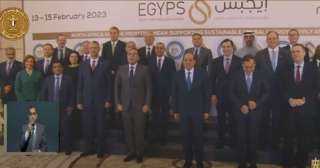 السيسي يلتقط صورة تذكارية مع...