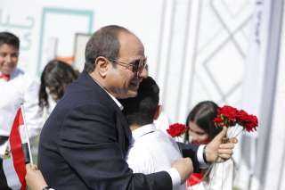 أطفال المنيا يستقبلون الرئيس السيسي...