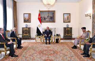 الرئيس السيسي يستقبل وزير دفاع...