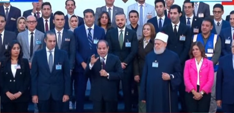 الرئيس السيسي يتابع عرض كليب «حلفونا» في مؤتمر «تحيا مصر وفلسطين»