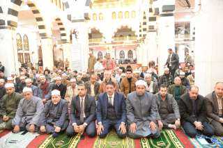 نيابة عن المحافظ..  سكرتير...
