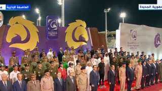 الرئيس السيسي يتوسط صورة تذكارية...