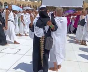 سيدة ترقص في الحرم المكي...