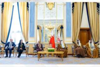 ولي عهد مملكة البحرين يستقبل...