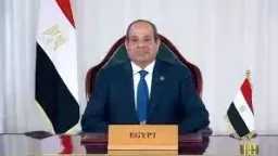 السيسي يضع إكليلا من الزهور...