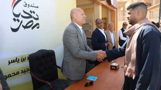 محافظ القاهرة يسلم عقودا لباعة...