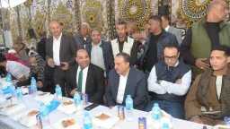 محافظ أسيوط يشارك أهالي مركز...