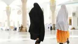 هل يجوز استخدام زيوت الشعر...