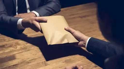 حبس مسؤول كبير بإحدى الجهات...