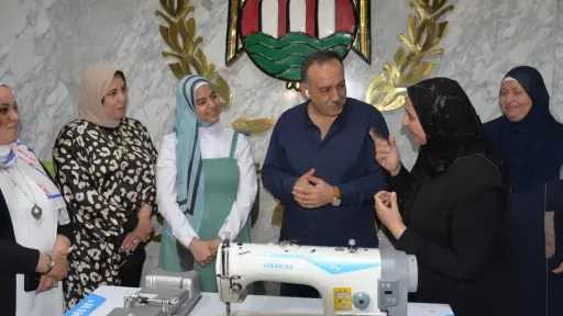 محافظ أسيوط يهدي ماكينة خياطة...