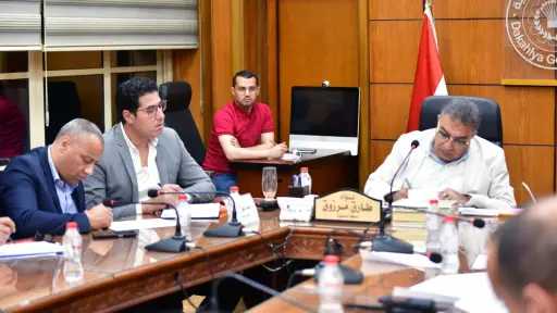 - محافظ الدقهلية خلال اجتماعه...
