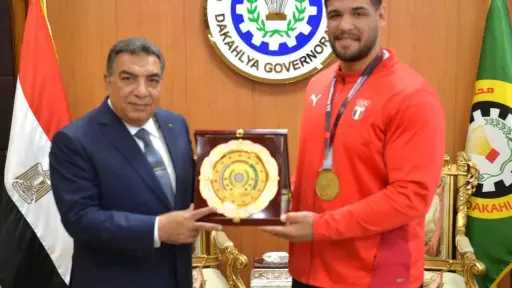 محافظ الدقهلية يكرم البطل العالمي...