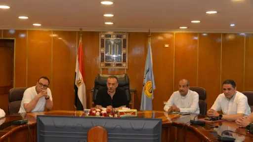 محافظ أسيوط يعقد اجتماعًا مع...