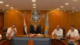 محافظ أسيوط يعقد اجتماعًا مع...