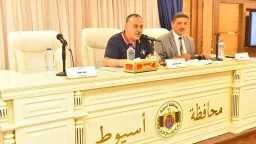 محافظ أسيوط خلال اجتماع المجلس...