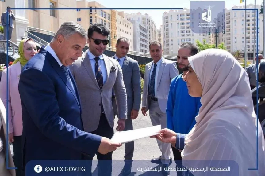 تبرع نائب رئيس حزب مصر أكتوبر بتوك توك جديد