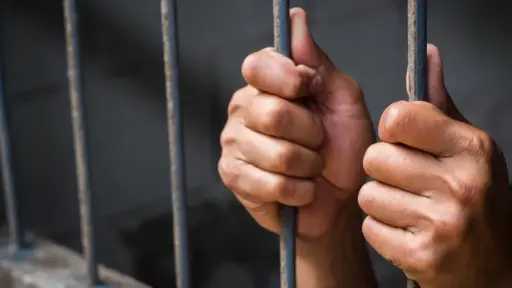 قرار عاجل ..حبس طالب أطاح...