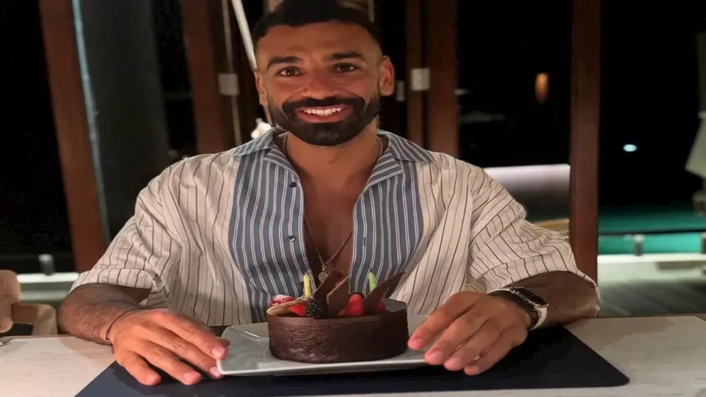 محمد صلاح يحتفل بعيد ميلاده مع أسرته