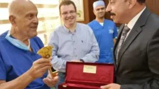أطلقت اسمه على أهم شوارعها.. مصر تهدي مجدي يعقوب مفتاح مدينة أسوان