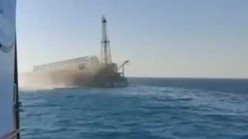 دون خسائر أو تسربات.. البترول تكشف تفاصيل حادث انهيار حفار قديم متوقف عن العمل برأس غارب