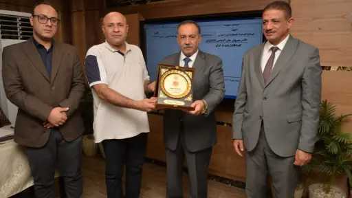محافظ أسيوط يكرم رئيس حي...