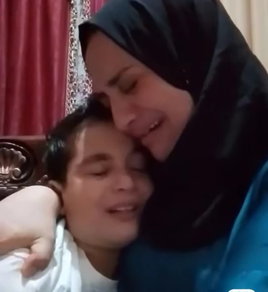 سيدة تستغيث لعلاج إبنها