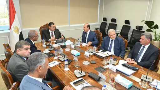 وزير الإسكان يعقد اجتماعًا لمتابعة...