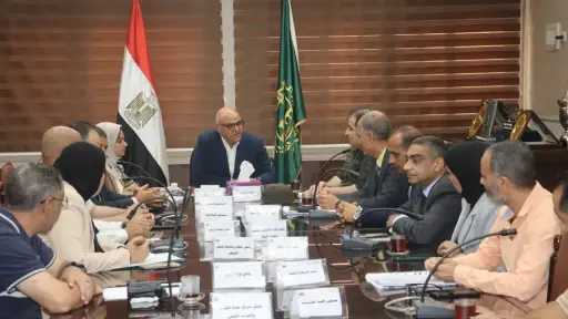 محافظ القليوبية يناقش إنشاء كوبري...