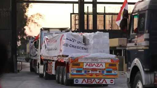 أكثر من 100 شاحنة مساعدات...