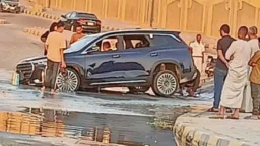 كسر في ماسورة مياه يتسبب...