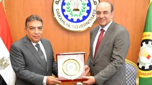 محافظ الدقهلية يكرم وكيل وزارة...
