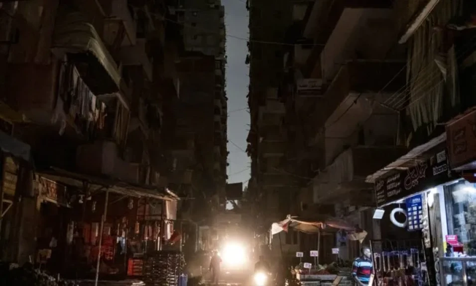 الجيزة تغرق في الظلام، وزارة الكهرباء تعاقب المواطنين برفع خدمة الخط الساخن لتلقي الشكاوى