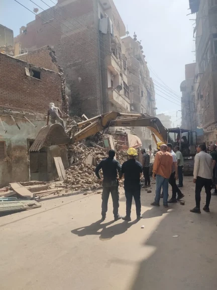 إنهيار جزئى بمنزل سكنى بمنطقة الساحة بطنطا وقوات الإنقاذ يحاولون انتشال شخصين
