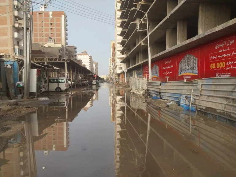 إنفجار خط المياه الرئيسى أمام مدخل شارع الاتوبيس الجديد على ترعة المنصورية