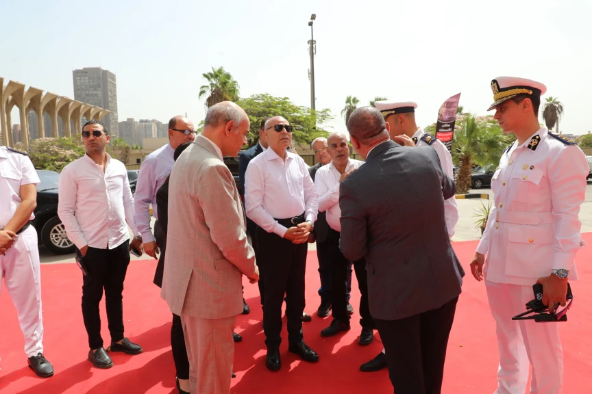 محافظ القاهرة يتفقد اللجان المعدة لاستقبال الناخبين فى انتخابات مجلس الشيوخ