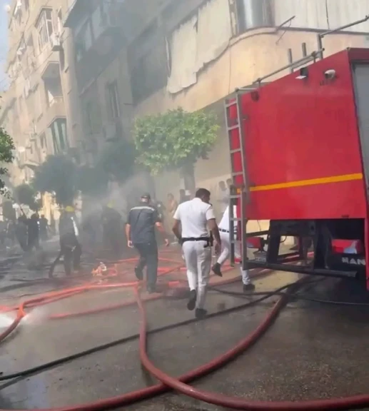 الدفع بـ 6 سيارات إطفاء للسيطرة على حـ.ـريق عقار من 3 طوابق بمصر الجديدة