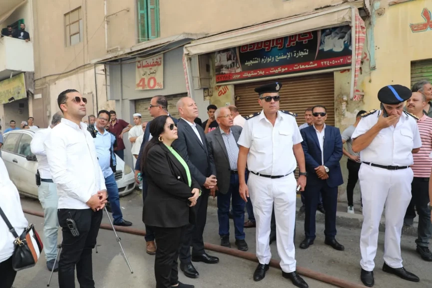 بالصور محافظ القاهرة يشرف على أعمال إطفاء حريق بعقار بمنطقة مصر الجديدة