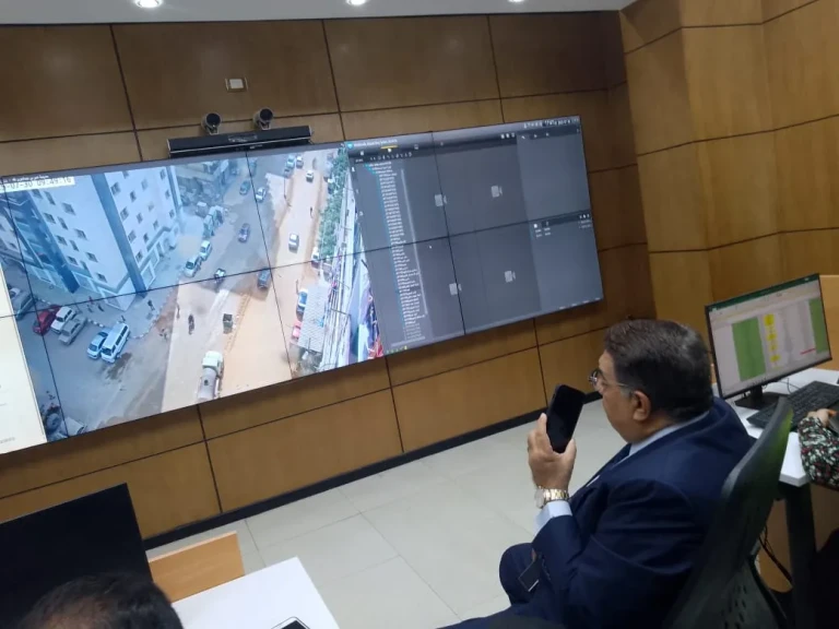 محافظ الدقهلية يتابع اعمال اصلاح خطى المياه بطلخا وبنى عبيد من داخل شبكة الوطنية للطوارئ والسلامة ومتابعة حالة الشوارع بمدينة المنصورة