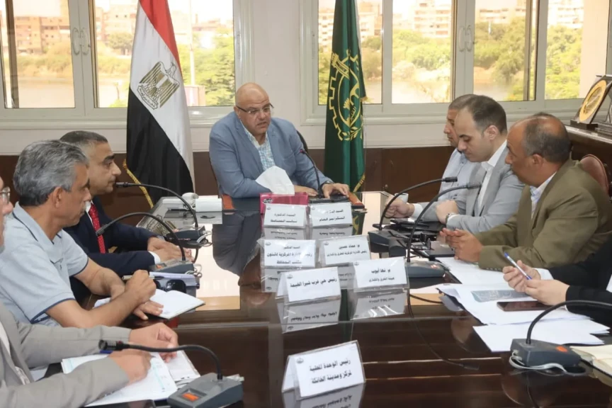 محافظ القليوبية يعقد اجتماعا موسعاً لمتابعة أعمال تطوير طريق الجمهورية بأبو زعبل وشارع احمد عرابي بحى غرب شبرا الخيمة
