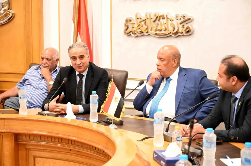 مبادرة لخفض أسعار السلع ..رئيس جهاز حماية المستهلك يلتقى برئيس وأعضاء الغرفة التجارية بالقاهرة
