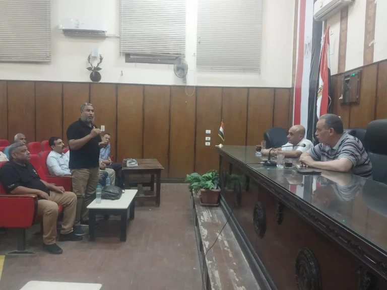 محافظ أسيوط يوجه باستعداد المدارس الفنية للعام الدراسي الجديد وتفعيل المشاريع الإنتاجية بالورش والمعامل