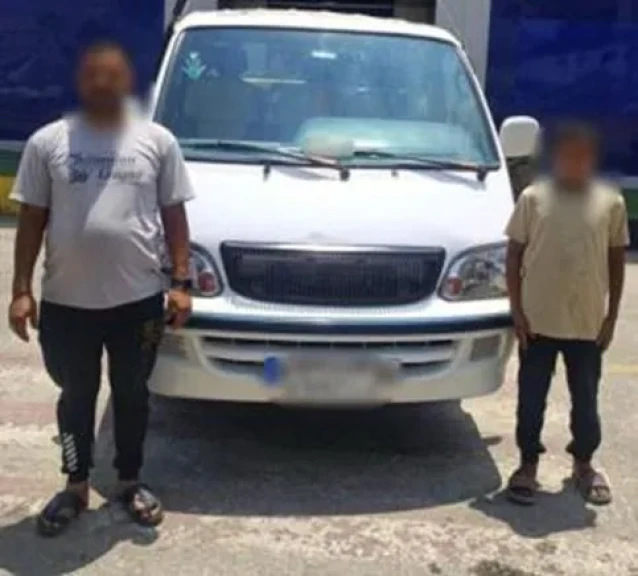 شاهد بالصورة .. طفل عمره 11 سنة يقود سيارة ميكروباص بالشرقية