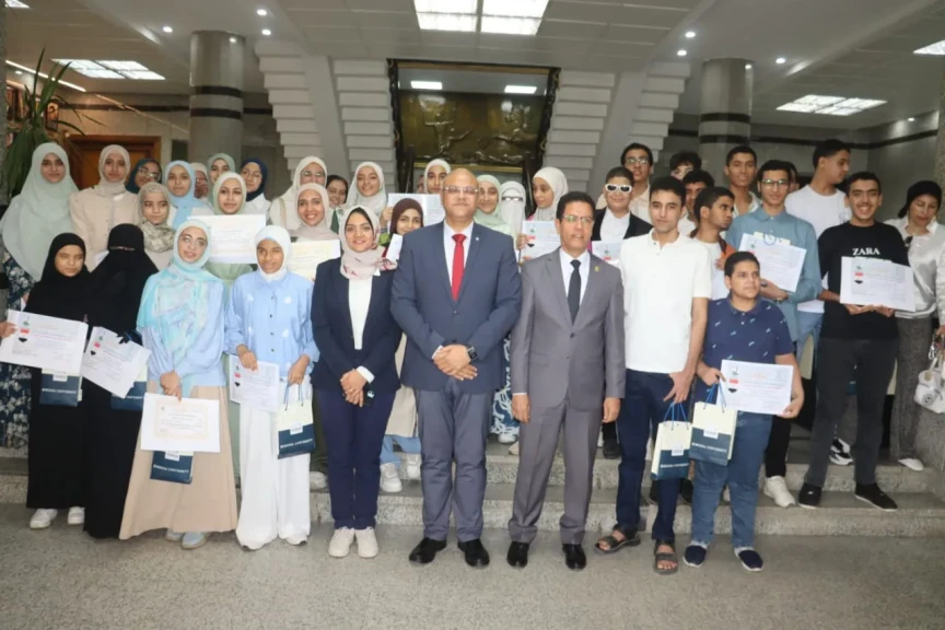 محافظ القليوبية ورئيس جامعة بنها يكرمان 44 طالبا من أوائل الشهادات العامة والازهرية والفنية لعام 2024 ـ 2025
