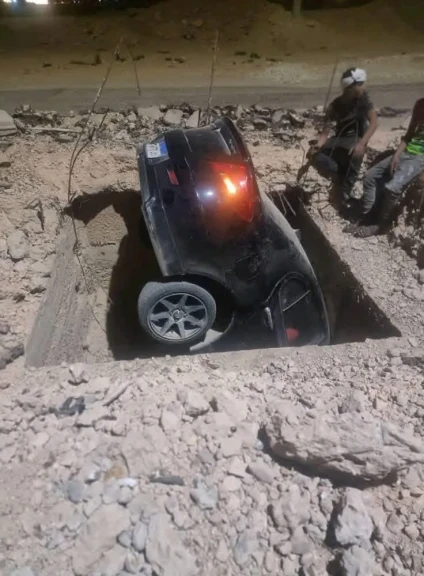 سقوط سيارة بداخلها زوجان فى حفرة بحدائق أكتوبر ونجاتهما بأعجوبة